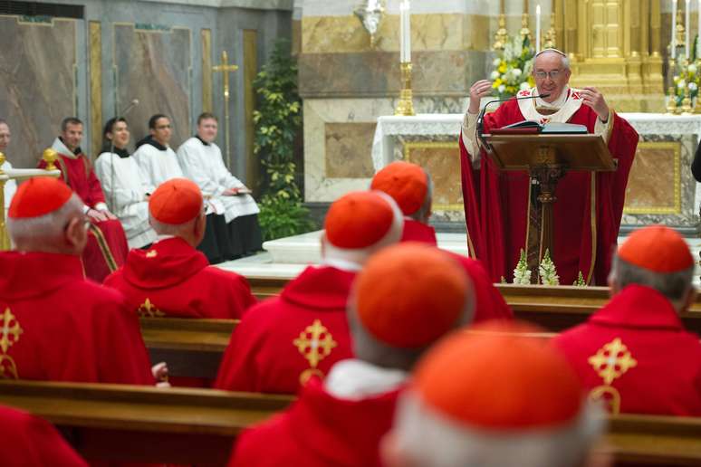 Foto divulgada pelo jornal do Vaticano L' Osservatore Romano mostra Francisco durante a missa