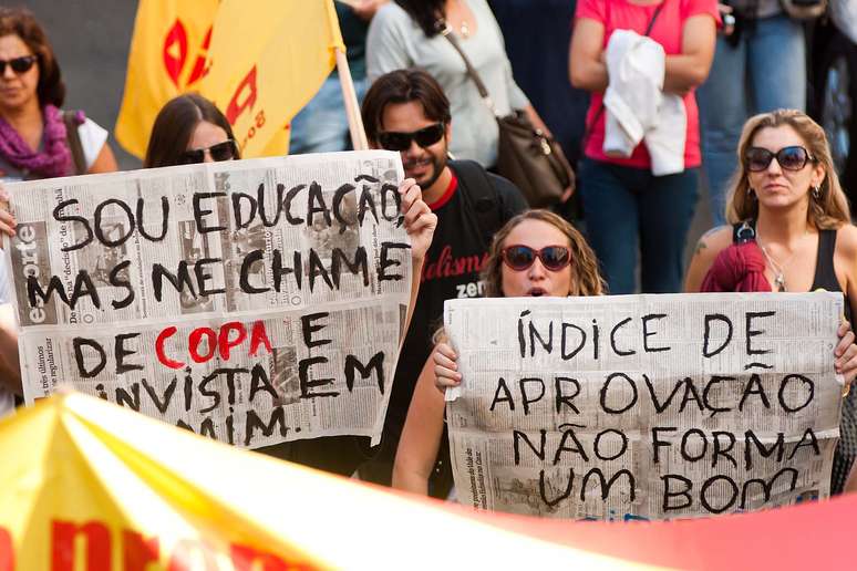 <p>Professores do Rio Grande do Sul fizeram marcha para cobrar mais investimento em educação e o cumprimento do piso nacional</p>