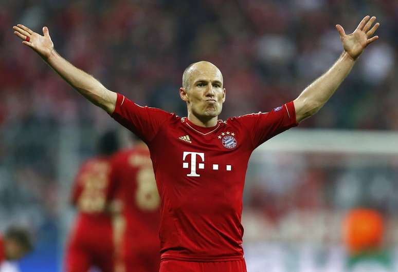 Robben celebra o terceiro gol do Bayern na goleada sobre o Barcelona