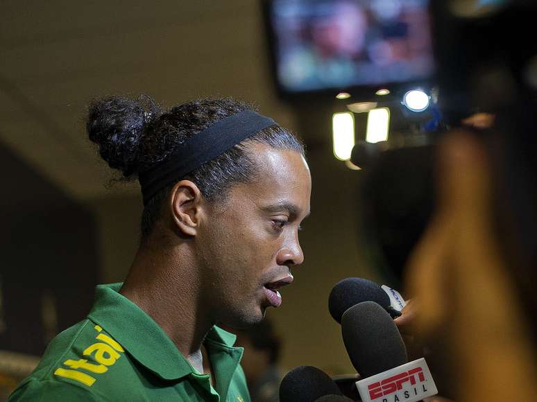 <p>Ronaldinho elogiou o Mineirão antes de treinar no estádio</p>