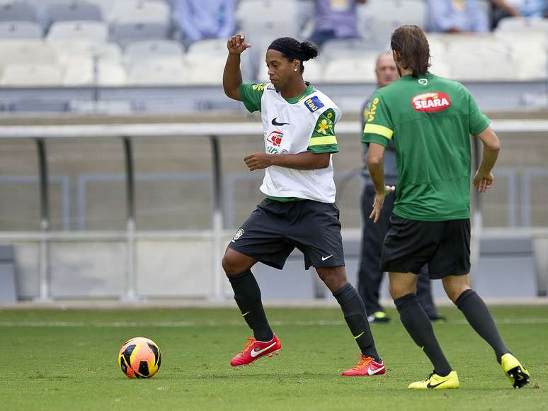 <p>Ronaldinho &eacute; dif&iacute;cil de ser parado quando se engaja em um projeto, segundo t&eacute;cnico</p>