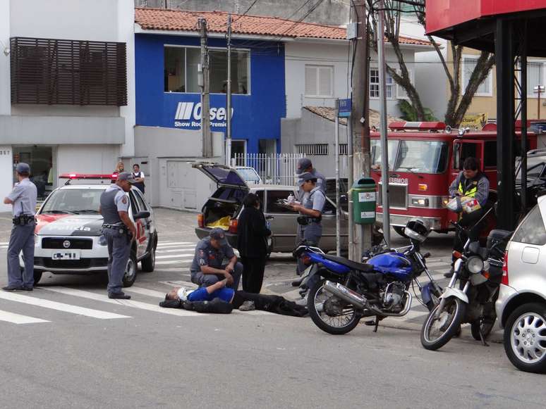 <p>Motoqueiro é socorrido após se envolver em acidente com carro na tarde desta terça-feira em São Paulo</p>