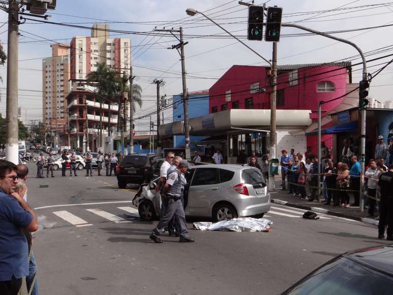 <p>Três suspeitos em carro roubado foram perseguidos por policiais, e iniciaram um tiroteio na avenida Sargento Geraldo Santana, no Jardim Marajoara</p>