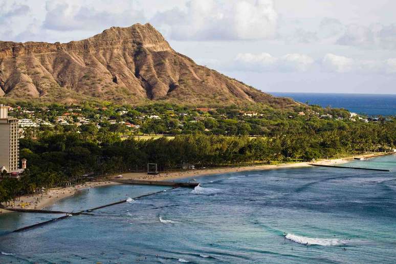 <p><strong>Diamond Head, Estados Unidos</strong><br />Situado no litoral da ilha de Oahu, o vulcão de Diamond Head oferece um ambiente natural incrível para passear e curtir a vista para o mar. Tanto a grande cratera quanto as encostas do vulcão podem ser exploradas em trilhas deste parque com cerca de 2 km²</p><p> </p>