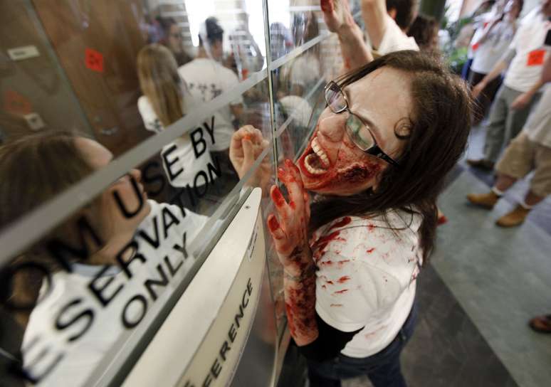 Estudantes Simulam Apocalipse Zumbi Em Universidade Americana