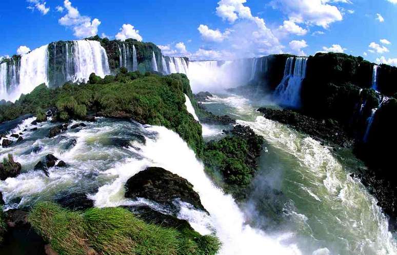 <p>Cataratas do Iguaçu, com quedas no Brasil e Argentina</p>