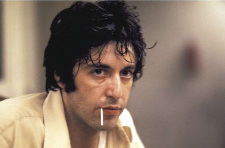 <p>Em 1975, Pacino viveu Sonny Wortzik em Um Dia de Cão (Dog Day Afternoon). O personagem Wortzik foi baseado no ladrão de bancos John Wojtowicz, que planejou um roubo para que seu namorado pudesse trocar de sexo. Por sua atuação, ele disputou o Oscar de melhor ator, mas quem levou foi Jack Nicholson, por Um Estranho no Ninho</p>
