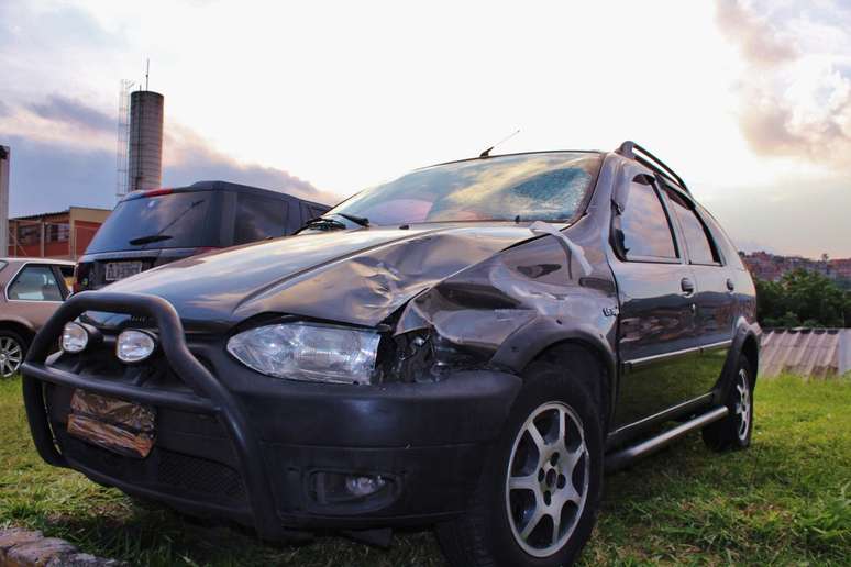 Carro usado por motorista ficou com a frente danificada após a colisão