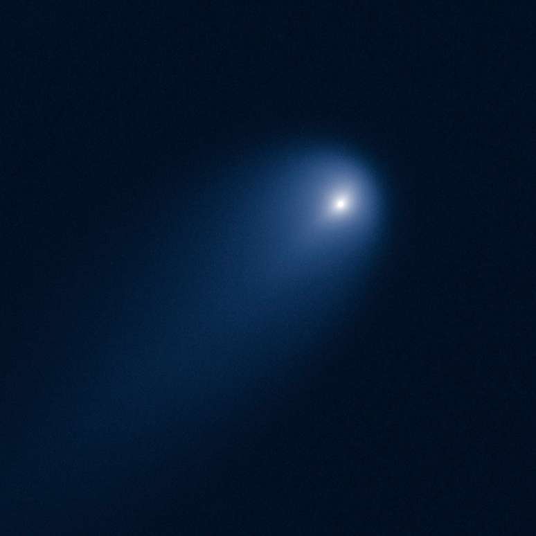 Os cometas são compostos basicamente por gelo, além de poeira, formada por pequenos fragmentos rochosos e gases congelados