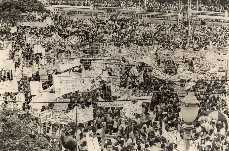 Imagem de um comício realizado na Central do Brasil, no Rio de Janeiro