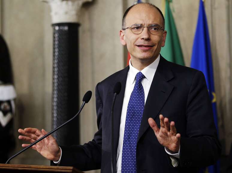 Enrico Letta conversa com jornalistas após encontro com Napolitano no Palácio Quirinale, em Roma