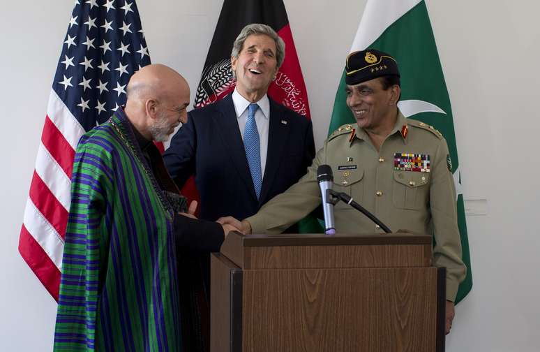 Kerry entre o presidente afegão, Hamid Karzai (esq.), e o general paquistanês Asfhaq Parvez Kayani