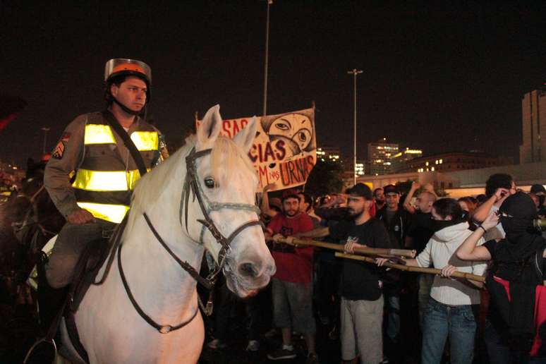 Manifestantes usaram varas de bambu e mastros de bandeira durante o protesto - segundo a PM, objetos foram usados para provocar os cavalos da corporação