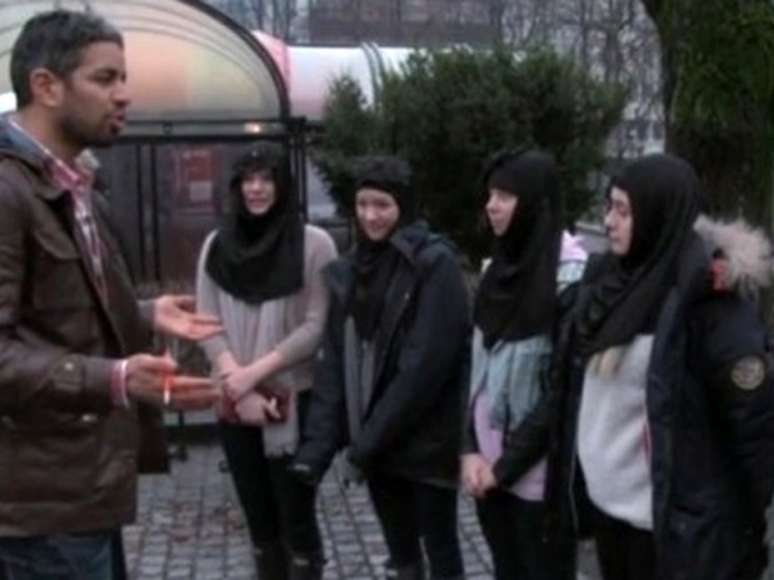 Adolescentes vestiram hijabs e recitaram passagens falsas do Alcorão durante o programa