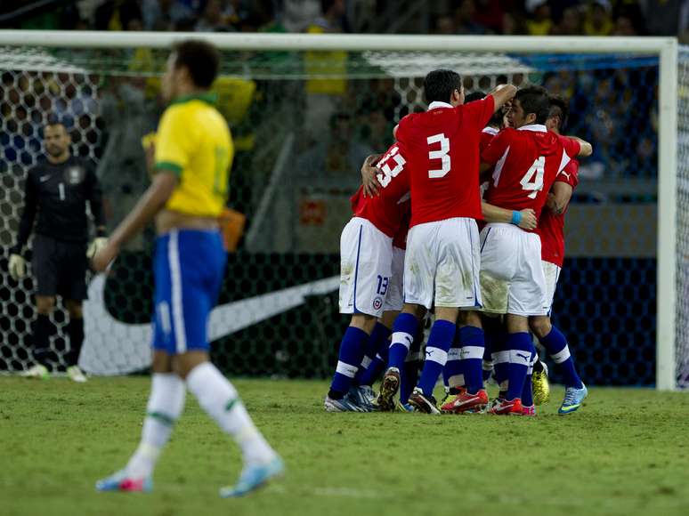 <p>Zagueiro elogiou Vargas em gol do Chile</p>