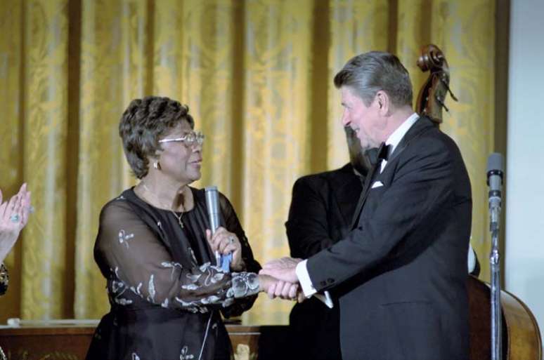 Ella Fitzgerald cumprimenta o ex-presidente americano Ronald Reagan após se apresentar na Casa Branca em 1981