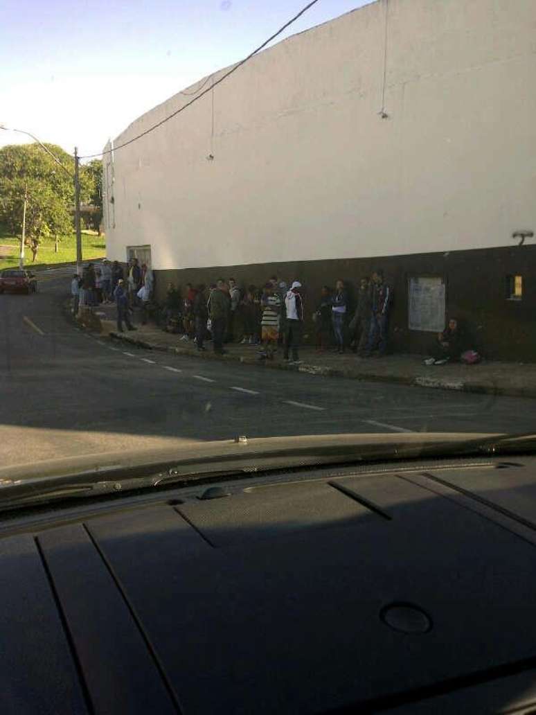 <p>Corintianos se confundiram e fizeram fila por ingressos que só seriam comercializados em São Paulo</p>