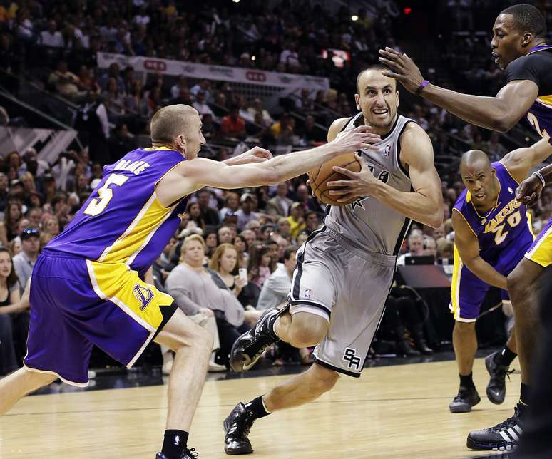 <p>Argentino Manu Gin&oacute;bili encara a marca&ccedil;&atilde;o dos Lakers</p>