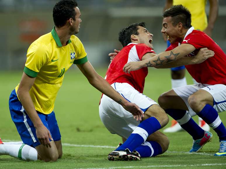 <p>Vargas (à dir.) joga com Fernando no Grêmio, mas nesta quarta-feira eles foram adversários em campo</p>