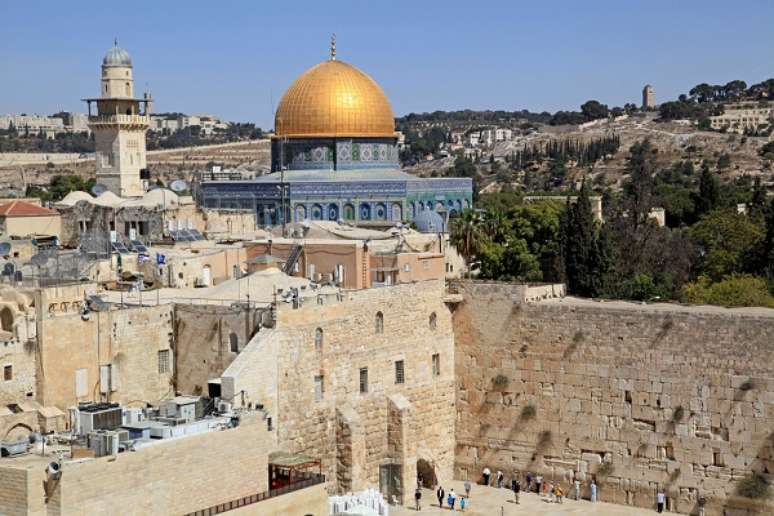 A Terra Santa - que inclui Israel, Cisjordânia e partes da Jordânia -, onde Jesus Cristo teria sido crucificado, é o destino mais procurado pelos peregrinos católicos. A cidade de Jerusalém, em Israel, é um dos lugares mais sagrados do cristianismo e um dos mais visitados. A moeda de Israel é o shekel, que vale R$ 0,56.