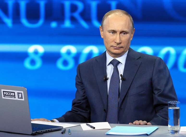 O presidente russo, Vladimir Putin, participa de programa de televisão em Moscou nesta quinta-feira