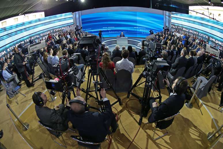 Público acompanha o programa em que Putin responde perguntas de cidadãos 