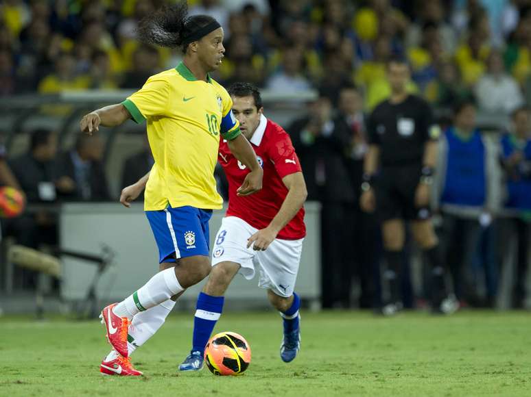 <p>Ronaldinho enfrentou o Chile, mas atraso em apresentação pode ter comprometido sua presença na Copa das Confederações</p>