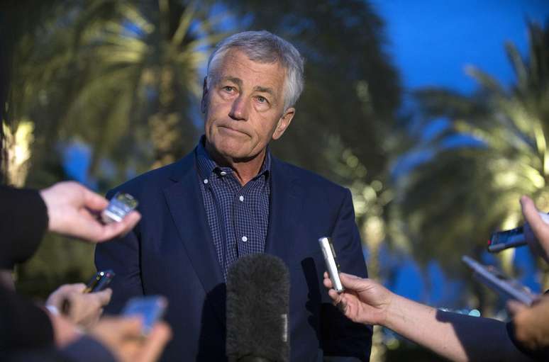 Chuck Hagel fala com repórteres em Abu Dhabi após ler comunicado sobre o emprego de armas químicas na Síria