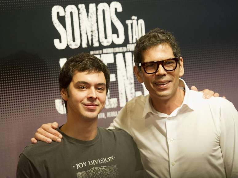 <p>Nicolau Villa Lobos (E) compareceu com o pai, Dado, à pré-estreia de 'Somos tão Jovens', longa sobre a trajetória de Renato Russo, na última quarta-feira (24), no Cine Odeon, no Rio de Janeiro</p>