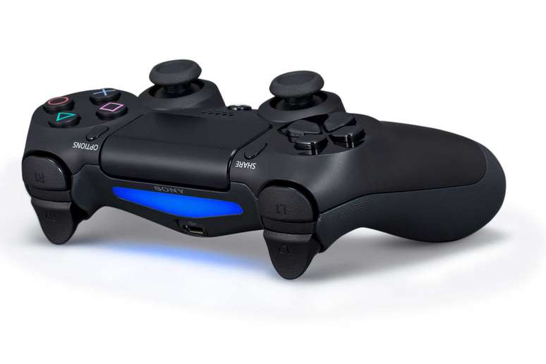 <p>Novo DualShock 4 tem touchpad sensível ao toque, o botão 'share', a barra de luz na parte frontal e o alto-falante embutido</p>