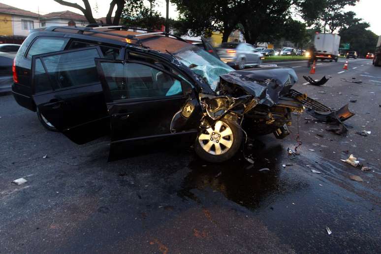 O veículo ficou destruído após o acidente