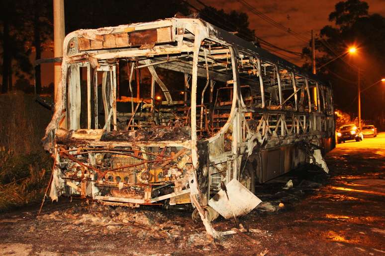 Dupla assaltou passageiros e incendiou ônibus em Guarulhos