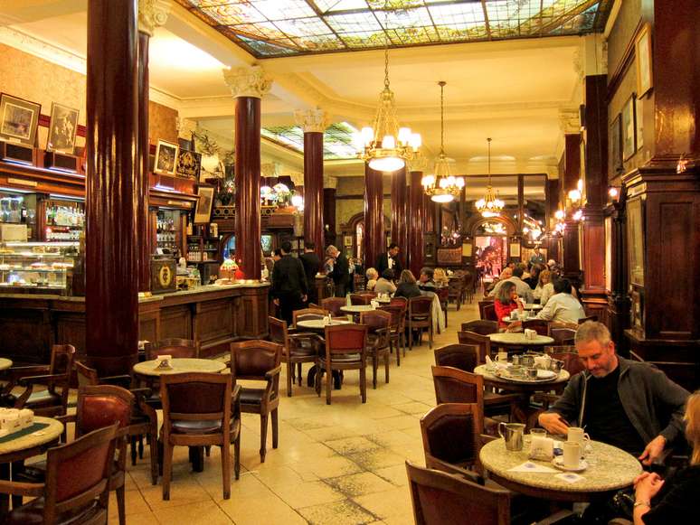 Poucos lugares evocam a alma de Buenos Aires como o Café Tortoni. Situado na clássica Avenida de Mayo, o local foi o grande ponto de encontro dos mais importantes artistas e intelectuais argentinos entre as décadas de 1920 e 1940, e não seria exagero dizer que de suas mesas saiu boa parte da cultura portenha. Por isso, uma visita ao local é um dos programas obrigatórios na cidade