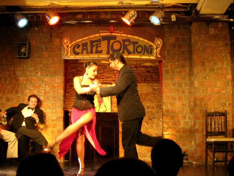 Com seus shows de tango, sua comida típica e sua arquitetura clássica, o Café Tortoni, em Buenos Aires, abre espaço para executivos que queiram organizar reuniões no local