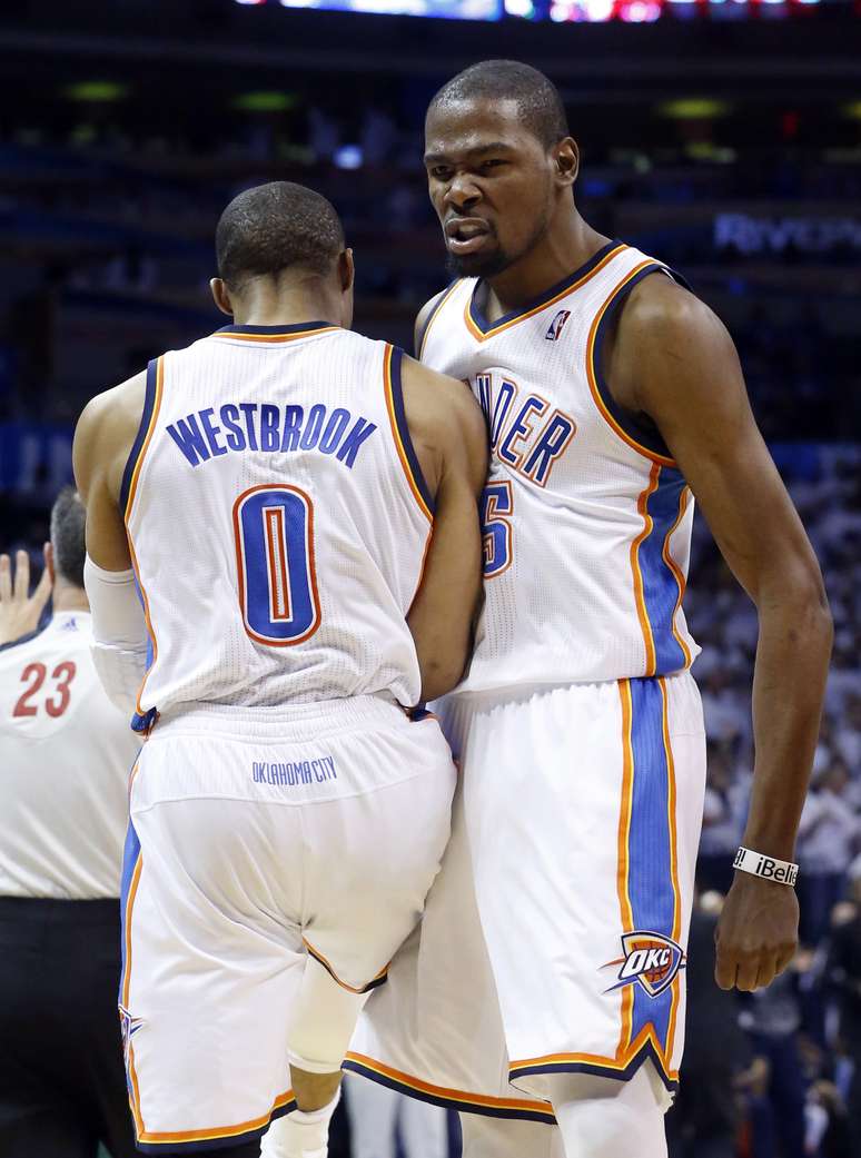<p>Westbrook e Durant comandaram a vit&oacute;ria com 29 pontos cada</p>