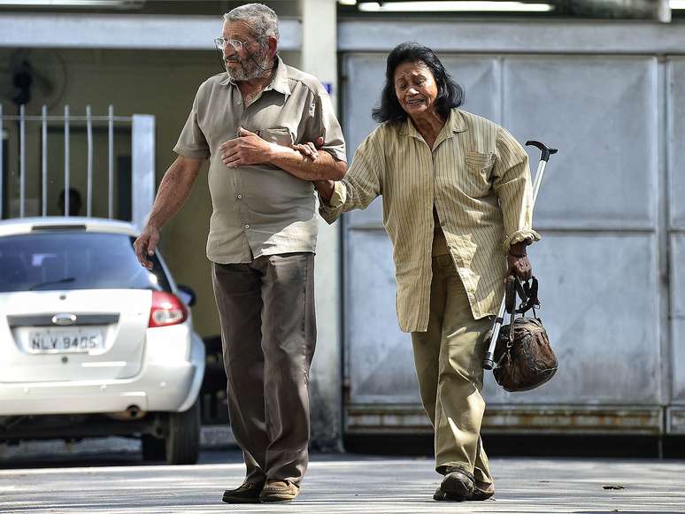 <p>Mãe e pai da dentista chegam ao velório, no cemitério de vila Euclides, em São Bernardo do Campo</p>