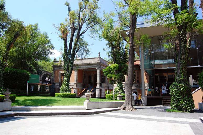 Localizado em uma antiga mansão, a Casa Lamm reúne em um mesmo lugar espaço para exibições, restaurante e livrarias, e é um dos destaques do bairro de Colônia Roma