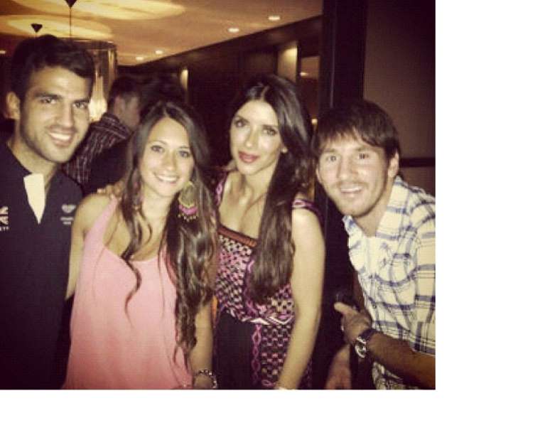 Semann (segunda da dir. para a esq.) posa com Lionel Messi e Cesc F&agrave;bregas