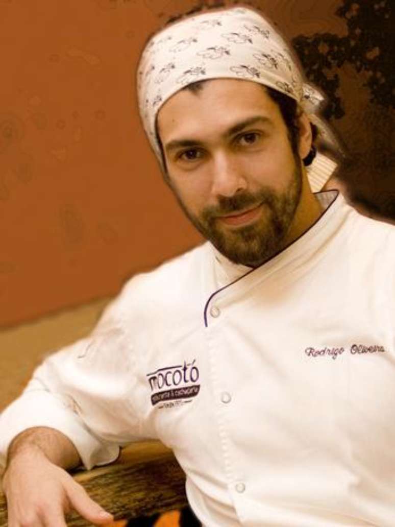 <p>Rodrigo Oliveira, do Mocot&oacute;, de S&atilde;o Paulo, coleciona pr&ecirc;mios como o de&nbsp;restaurante com melhor cozinha brasileira, os 100 brasileiros mais influentes, <em>Guia Quatro Rodas</em>, Melhores do Ano <em>Prazeres da Mesa</em> e chef revela&ccedil;&atilde;o</p>