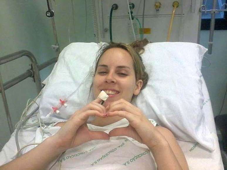 <p>Ingrid na UTI do Hospital Conceição, em Porto Alegre, quando fez um coração com as mãos para a mãe, pois não conseguia falar ainda</p>