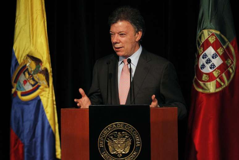 <p>Santos uniu-se, neste domingo, a uma manifestação em apoio às vítimas do conflito armado e do processo de paz com as Farc</p>