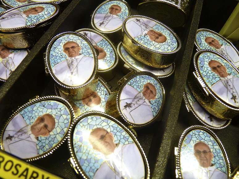 Lembran&ccedil;as do papa Francisco rapidamente se tornaram mais populares do que as de seu antecessor