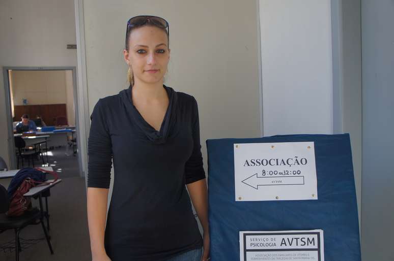 <p>A estudante de administração Suzielle Dalla Corte Réquia, 25 anos, na sede da Associação de Familiares de Vítimas e Sobreviventes da Tragédia de Santa Maria (AVTSM)</p>