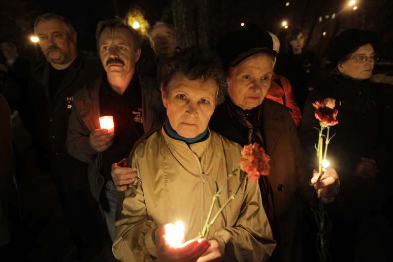 Na capital Kiev, autoridades e parentes das vítimas também fizeram uma cerimônia perante um memorial