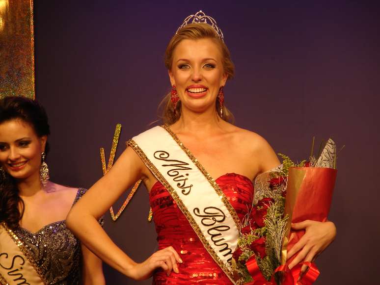 <p>Jovem Kathleen Suzan Zwicker, 23 anos, venceu a segunda colocada por um ponto de diferen&ccedil;a, e conquistou o t&iacute;tulo de Miss Blumenau</p>