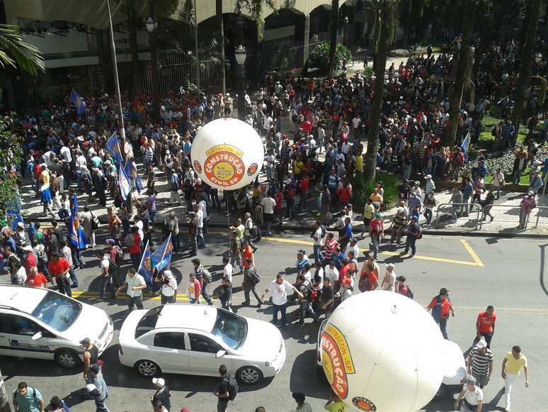 Trabalhadores ocuparam a rua Martins Fontes por volta das 11h30 desta sexta-feira
