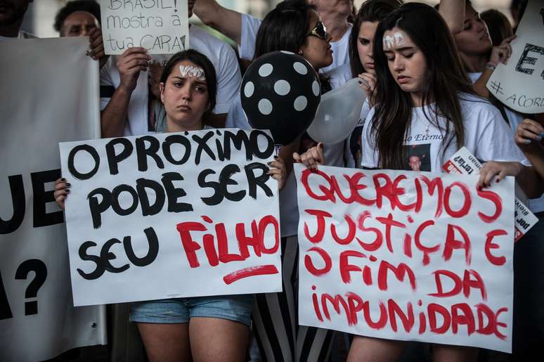 Parentes e amigos de pessoas que foram mortas em crimes cometidos por adolescentes fizeram, um protesto na Avenida Paulista para pedir a redução da maioridade penal
