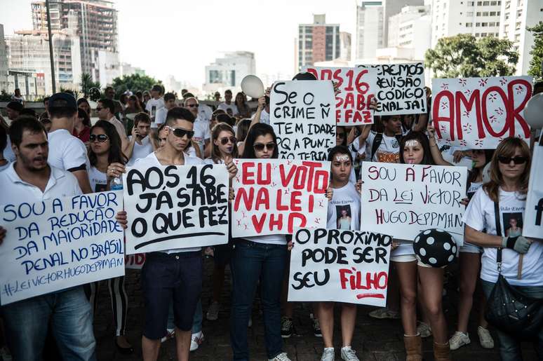 Parentes e amigos de pessoas que foram mortas em crimes cometidos por adolescentes fizeram, um protesto na Avenida Paulista para pedir a redução da maioridade penal