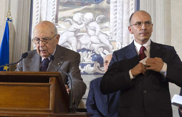 <p>O novo primeiro-ministro italiano, Enrico Letta (dir.) e o presidente Giorgio Napolitano (esq.) se pronunciaram no pal&aacute;cio presidencial</p>