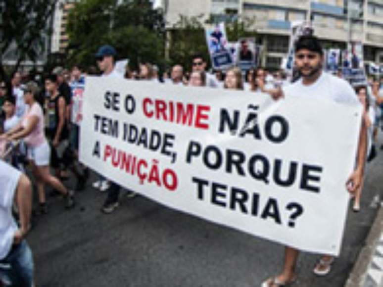 <p>Parentes e amigos de pessoas que foram mortas em crimes cometidos por adolescentes fizeram, um protesto na Avenida Paulista para pedir a redução da maioridade penal, em 2013</p>